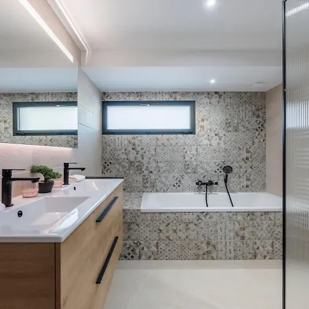 Bossonge - Nordic Bath - 4 Bedrooms - By Cozee